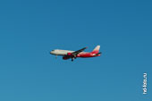 Фото самолёта Airbus A320-214, летящего в небе