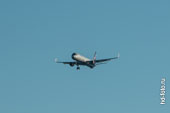 Фото летящего в небе Airbus A321-211