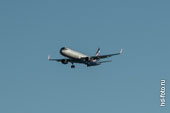 Фото самолета Airbus A321-211, летящего в небе