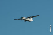 Фото летящего в небе самолета ATR 72