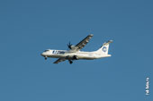 Фото турбовинтового пассажирского самолета ATR 72, летящего в небе