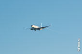 Фото Boeing 737, летящего в небе
