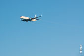 Фото летящего пассажирского самолёта Boeing 737 в небе