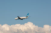 Фото (сбоку) летящего в небе самолёта Boeing 737