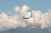 Фото летящего в небе самолета на фоне облаков