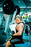 Фото мужчины с татуировкой во время силового упражнения на тренажере Low Row Pure Strength