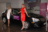 Фото девушки модели в красном платье и девушки в белом платье на фоне черного Chrysler Sebring