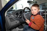 Фото мальчика за рулем автомобиля Chrysler Sebring