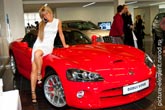 Фото красного Dodge Viper и девушки блондинки в белом платье