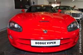 Фото красного спорткара Dodge Viper спереди