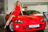 Фотографии спортивного автомобиля Dodge Viper SRT-10, 21 полноразмерное фото красного кабриолета с девушками
