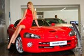 Красный Dodge Viper с девушкой