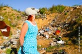 Фото девушки в противогазе на фоне мусора и свалки