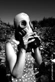 Фото ужасы нашего фотобанка: черно-белое фото девушки в противогазе и с красивым маникюром