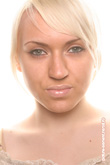 Бьюти-портрет девушки блондинки на белом фоне в самой светлой тональности