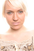 Бьюти фотопортрет девушки блондинки на белом фоне в самой светлой тональности