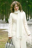 Фото портрет девушки брюнетки в белом пальто