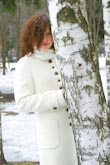 Еще одно красивое фото девушки в белом пальто у белой березы
