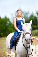 Фото девушки верхом на белой лошади
