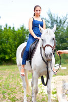Фото девушки верхом на белой лошади в полный рост
