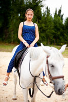 Летнее фото девушки верхом на белой лошади