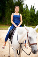 Фото девушки верхом на лошади