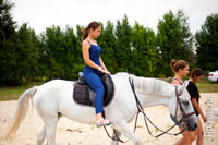 Фото девушки верхом на лошади, вид сбоку