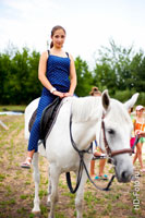 Фото девушки летом на белой лошади