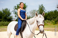 Фото красивой девушки летом на белой лошади