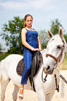 Красивая летняя картинка: девушка на белой лошади