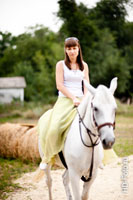 Девушка на белой лошади летом