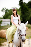 Смотреть бесплатно HD-фото девушки на лошади