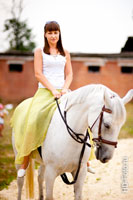 Фотопортрет девушки на белой лошади