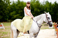 Девушка едет на белой лошади