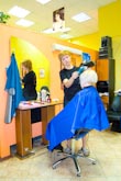Фото женского парикмахера с феном во время создания прически