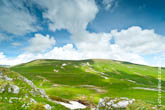 Фото зеленых лугов Лагонаки и синего неба с белыми облаками