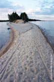 Пейзаж Карелии: песчаная коса посредине, по краям - вода
