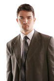 Фото мужчины-брюнета в деловом костюме и галстуке на белом фоне