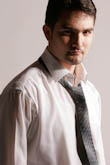 Фото мужчины в рубашке и галстуке, теневой полуоборот, грудной план