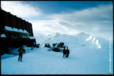Фото занесенных снегом ратраков, впереди - горы Приэльбрусья