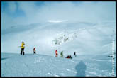 Фото лыжников и туристов на снежном, горном склоне