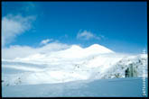 Отличный вид на вершины Эльбруса. Справа - памятник героям обороны Приэльбрусья