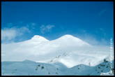 Слайдовое фото гор Эльбруса на фоне синего неба