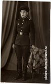 Старое фото советского сержанта в полный рост в разрешении 4200 на 6800 пикселей без ретуши