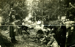 Старинная военная черно-белая фотография. Солдаты на привале. Первая Мировая война (фото в разрешении 1580 на 980 пикселей)