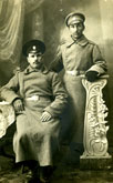 Старинная военная черно-белая фотография. Два солдата (фото в разрешении 1070 на 1680 пикселей)
