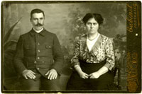 Старинный черно-белый фотопортрет супружеской пары