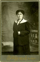 Старинный женский черно-белый фотопортрет