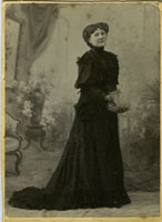 Старинный фотопортрет женщины в черном платье