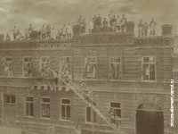 Старинное фото строителей до революции на старинном доме